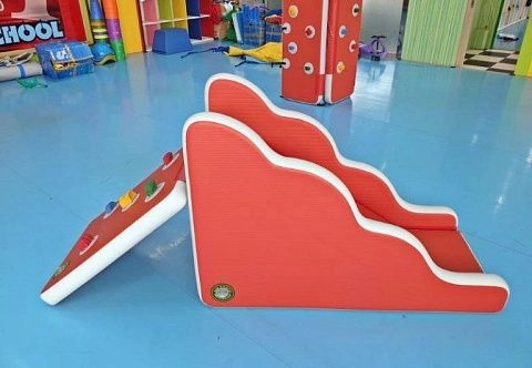 Надувная детская горка-скалодром для детей из AIRDECK