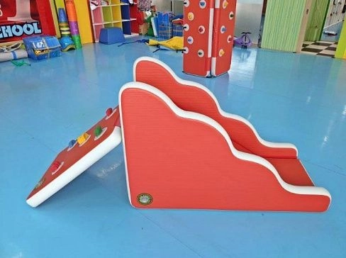 Надувная детская горка-скалодром для детей из AIRDECK