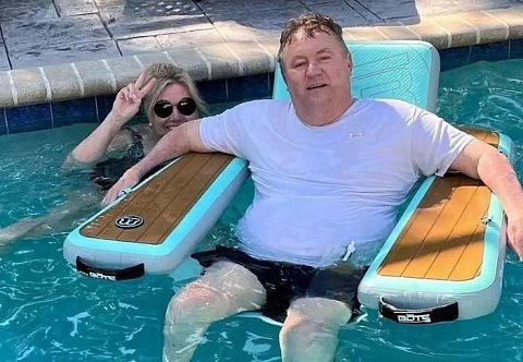 Надувное бескаркасное кресло для отдыха на воде