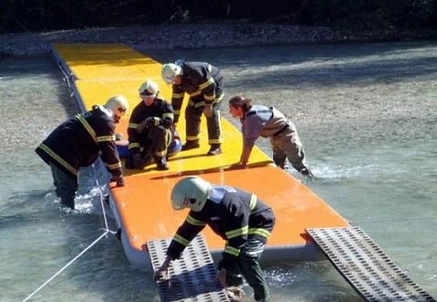 Мобильный надувной понтонный мост из AirDeck для автомобилей, техники