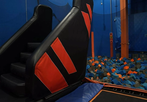 Надувная лестница для скалодромов и парков развлечений из AirDeck (воздушная палуба)