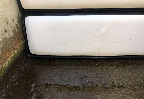 Надувной мобильный барьер от наводнения, потопа в доме (минидамба)