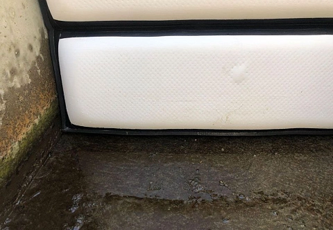 Надувной мобильный барьер от наводнения, потопа в доме (минидамба)