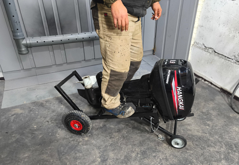 Тележка для лодочного мотора универсальная 9,8-30