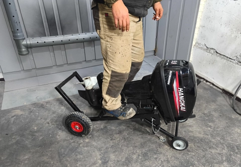 Тележка для лодочного мотора универсальная 9,8-30