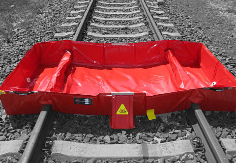 Складной защитный поддон для использования на железнодорожных путях