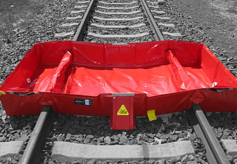 Складной защитный поддон для использования на железнодорожных путях