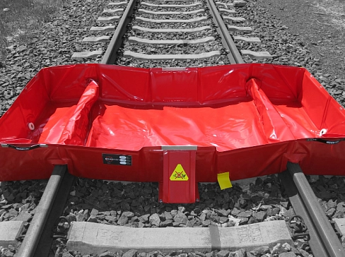 Складной защитный поддон для использования на железнодорожных путях