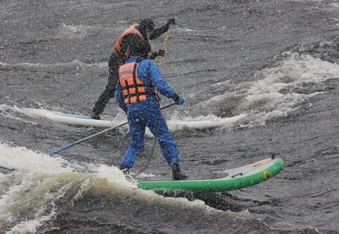 Специальный надувной SUP (доска для гребли стоя) с веслом для бурной воды