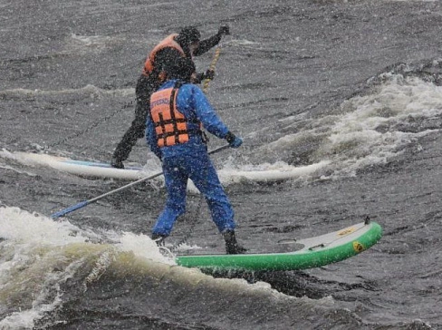 Специальный надувной SUP (доска для гребли стоя) с веслом для бурной воды