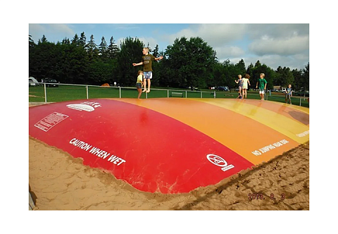 "JUMPING PILLOW" - надувная подушка для прыжков детей, уличный батут