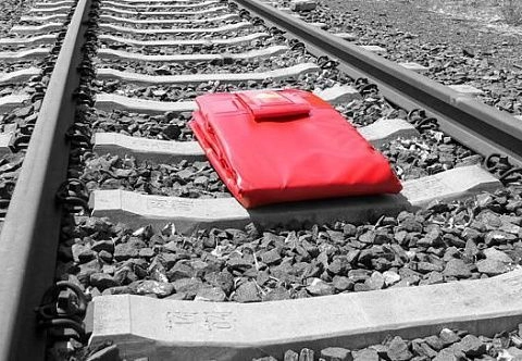 Складной защитный поддон для использования на железнодорожных путях