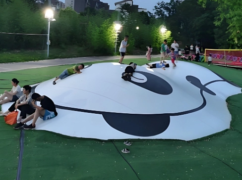 "JUMPING PILLOW (НАДУВНАЯ ПОДУШКА, БАТУТ)" - уличный аттракцион для прыжков детей, в парк, на пляж, бизнеса