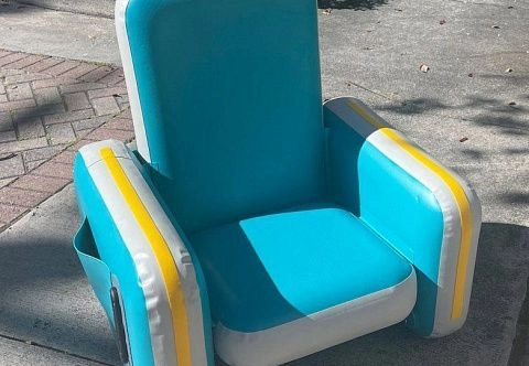 Надувное бескаркасное кресло из AirDeck с возможностью установки на подвижные конструкции