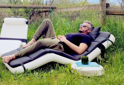 Бескаркасное надувное кресло для отдыха