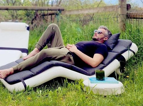 Бескаркасное надувное кресло для отдыха