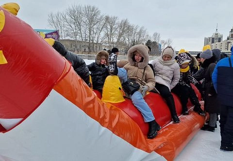 Защитный ПВХ чехол для надувного аттракциона банана, саней