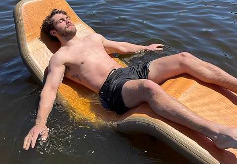 Бескаркасное надувное кресло для отдыха