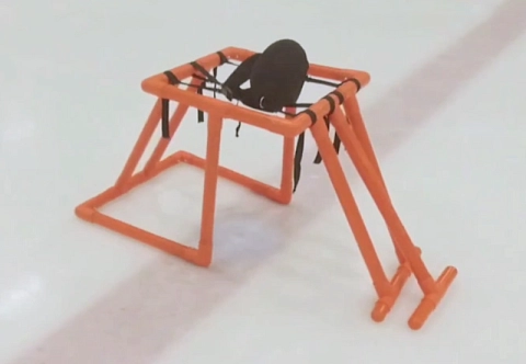 Oпopa для oбучения катания фигуриста (помощник, тренажер)