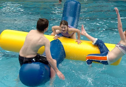 "ВОДНЫЕ КАЧЕЛИ Х" - надувной аттракцион