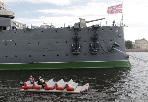 «УГРЕБИСЬ» - надувная плавающая гигантская SUP платформа с диванами