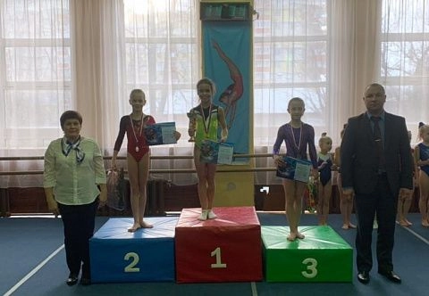 Универсальный спортивный пьедестал почета для награждения