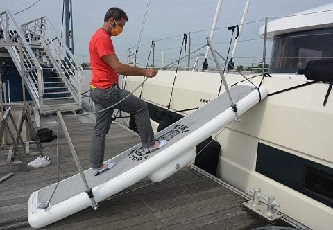 Надувной складной трап (шлюз, сходни) для яхты, катера, лодки