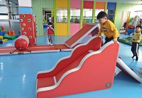 Надувная детская горка-скалодром для детей из AIRDECK