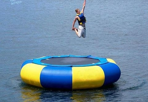 Надувной круглый водный батут на море, озеро, пляж