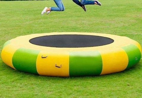 Надувной круглый водный батут на море, озеро, пляж