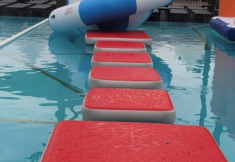 Надувная плавучая док-платформа AirDeck для активного отдыха на пляже