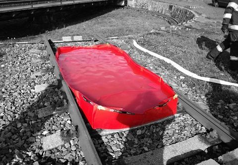 Складной защитный поддон для использования на железнодорожных путях