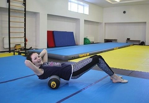 Надувной ролик с массажным покрытием для снятия напряжения в мышцах и реабилитации