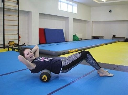 Надувной ролик с массажным покрытием для снятия напряжения в мышцах и реабилитации