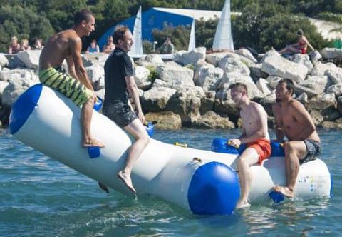 "ВОДНЫЕ КАЧЕЛИ Х" - надувной аттракцион