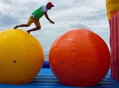 Фотография Надувной коммандный аттракцион "Гигантский мяч, Пушбол" из ПВХ ТаймТриал