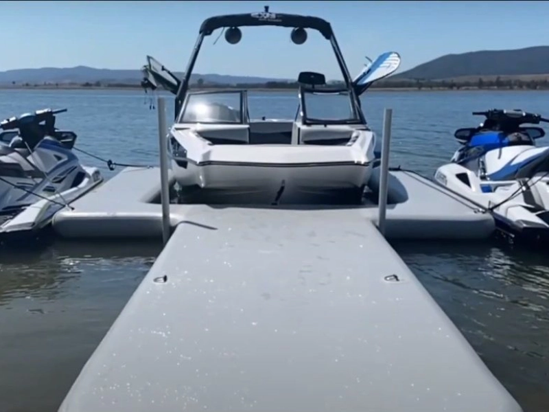 U-образный пирс-понтон для швартовки катера — надувная причальная платформа