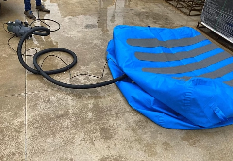 Пневматический надувной домкрат из ПВХ клиновидной формы