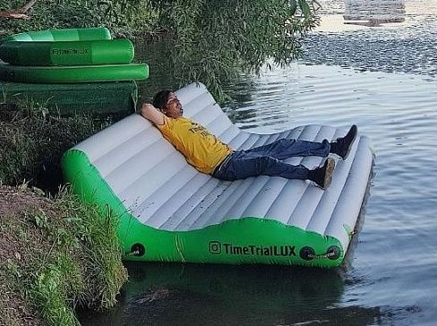 Надувной плавающий шезлонг - лежак для развлечений на воде