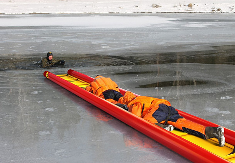 Надувное устройство спасения из ледяной полыньи (УСЛП) для МЧС