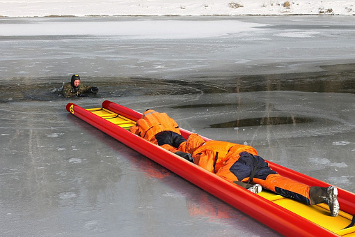 Надувное устройство спасения из ледяной полыньи (УСЛП) для МЧС