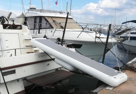 Надувной складной трап (шлюз, сходни) для яхты, катера, лодки