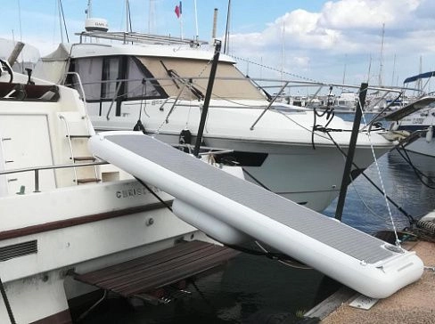 Надувной складной трап (шлюз, сходни) для яхты, катера, лодки