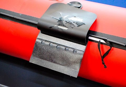 Съемный держатель для рыболовных крючков на гребенку с клапаном антизацеп, блесен и воблеров на надувную лодку, байдарку или каяк