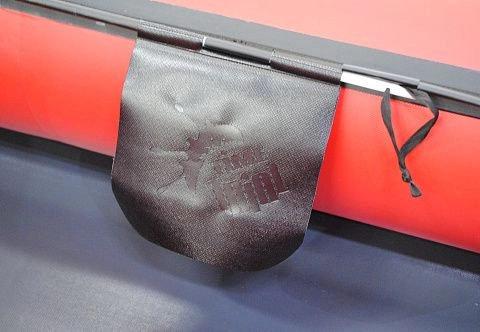 Съемный держатель для рыболовных крючков на гребенку с клапаном антизацеп, блесен и воблеров на надувную лодку, байдарку или каяк