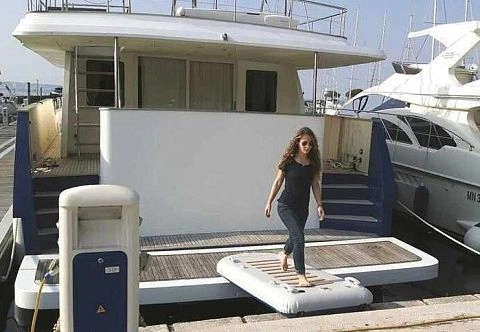 Надувной складной трап (шлюз, сходни) для яхты, катера, лодки