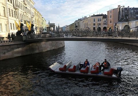 «УГРЕБИСЬ» - надувная плавающая гигантская SUP платформа с диванами