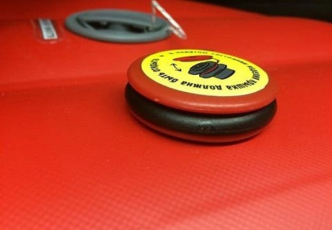 Стравливающий предохранительный клапан для лодки, рафта, байдарки