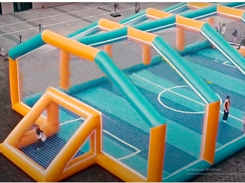 Большое надувное футбольное поле