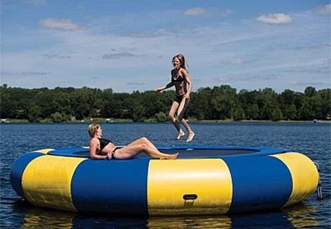 Надувной круглый водный батут на море, озеро, пляж